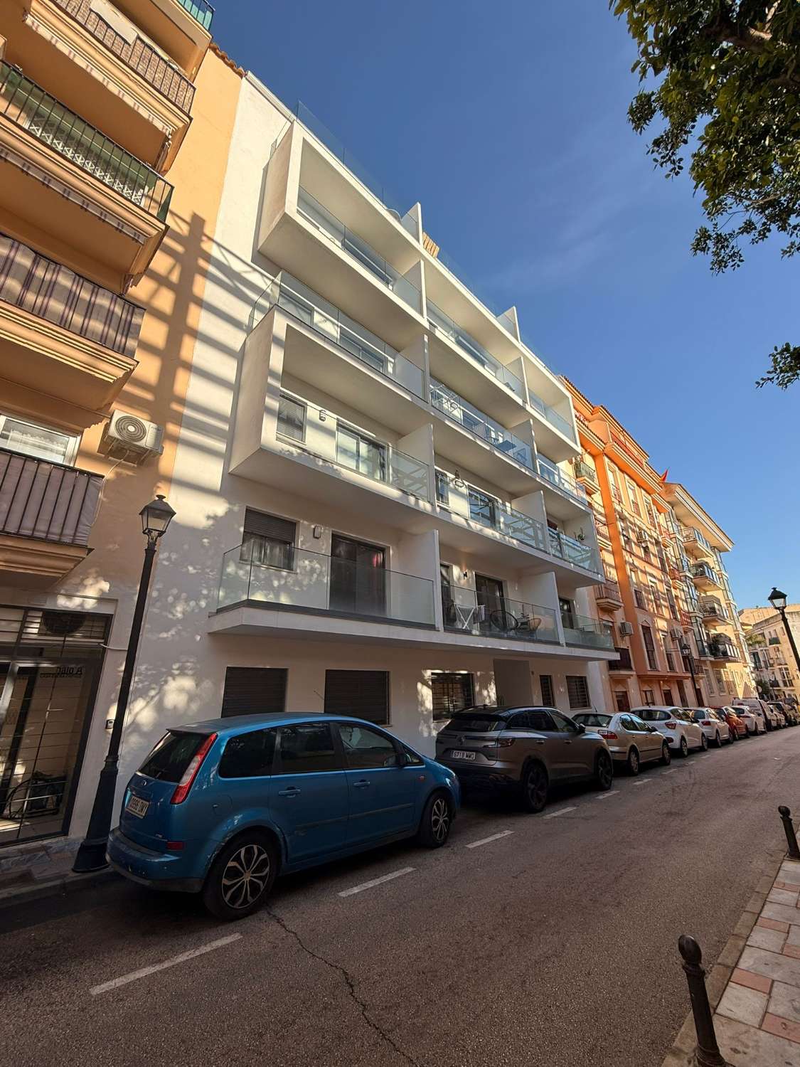 LARGA TEMPORADA . SE ALQUILA DESDE 15.6.26 BONITO APARTAMENTO  A ESTRENAR EN CENTRO DE FUENGIROLA