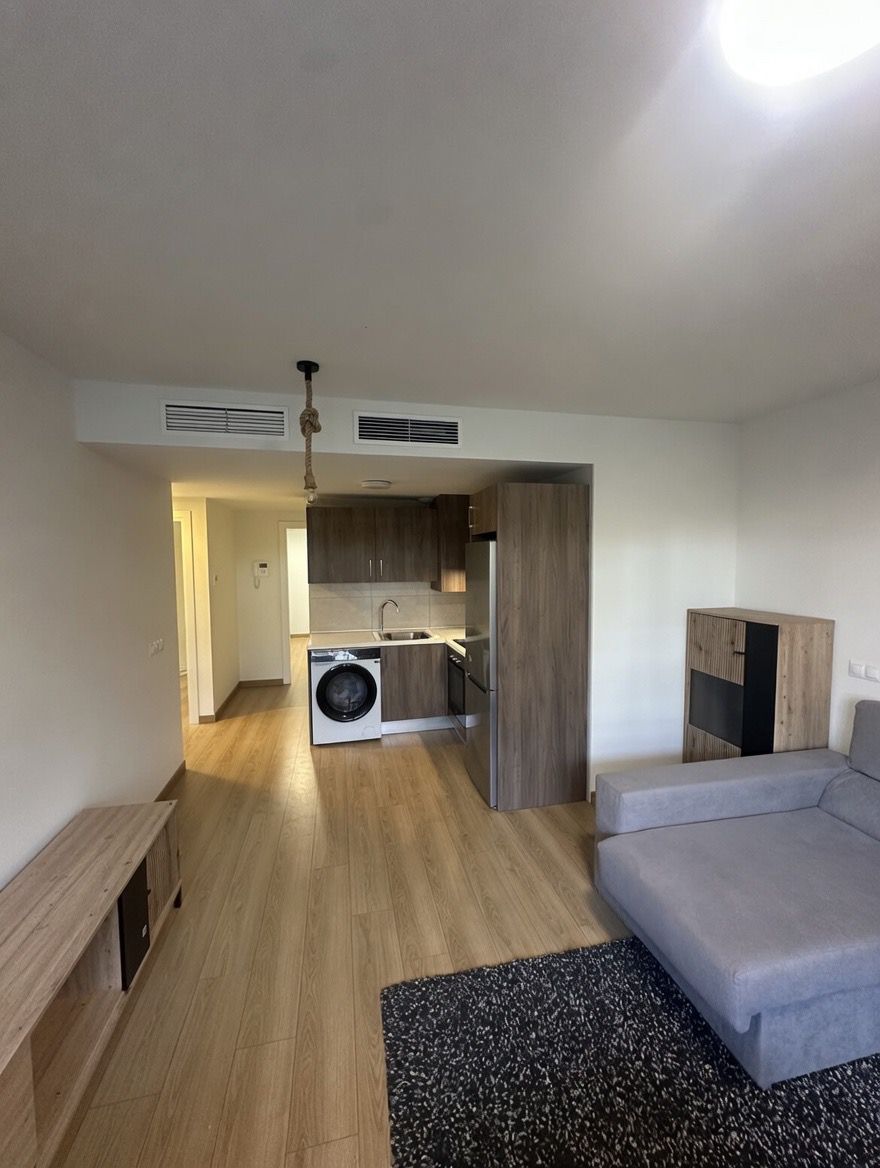LARGA TEMPORADA . SE ALQUILA DESDE 15.6.26 BONITO APARTAMENTO  A ESTRENAR EN CENTRO DE FUENGIROLA