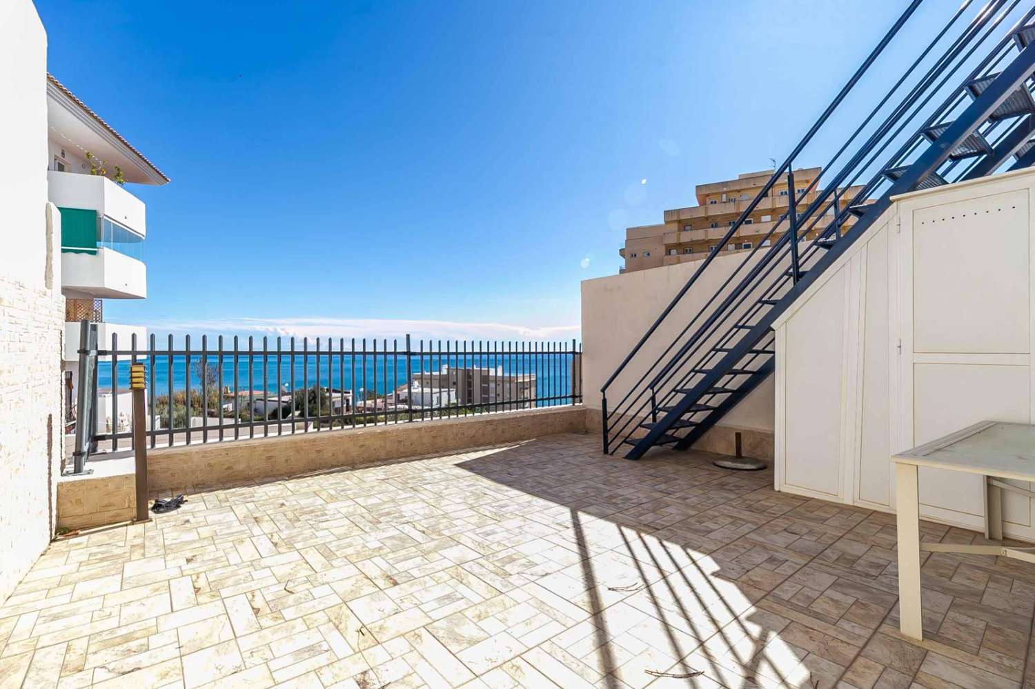 Media Temporada . Se alquila desde  1.9.26-30.6.27   bonito apartamento con vistas al mar  en Torreblanca del Sol (Fuengirola )