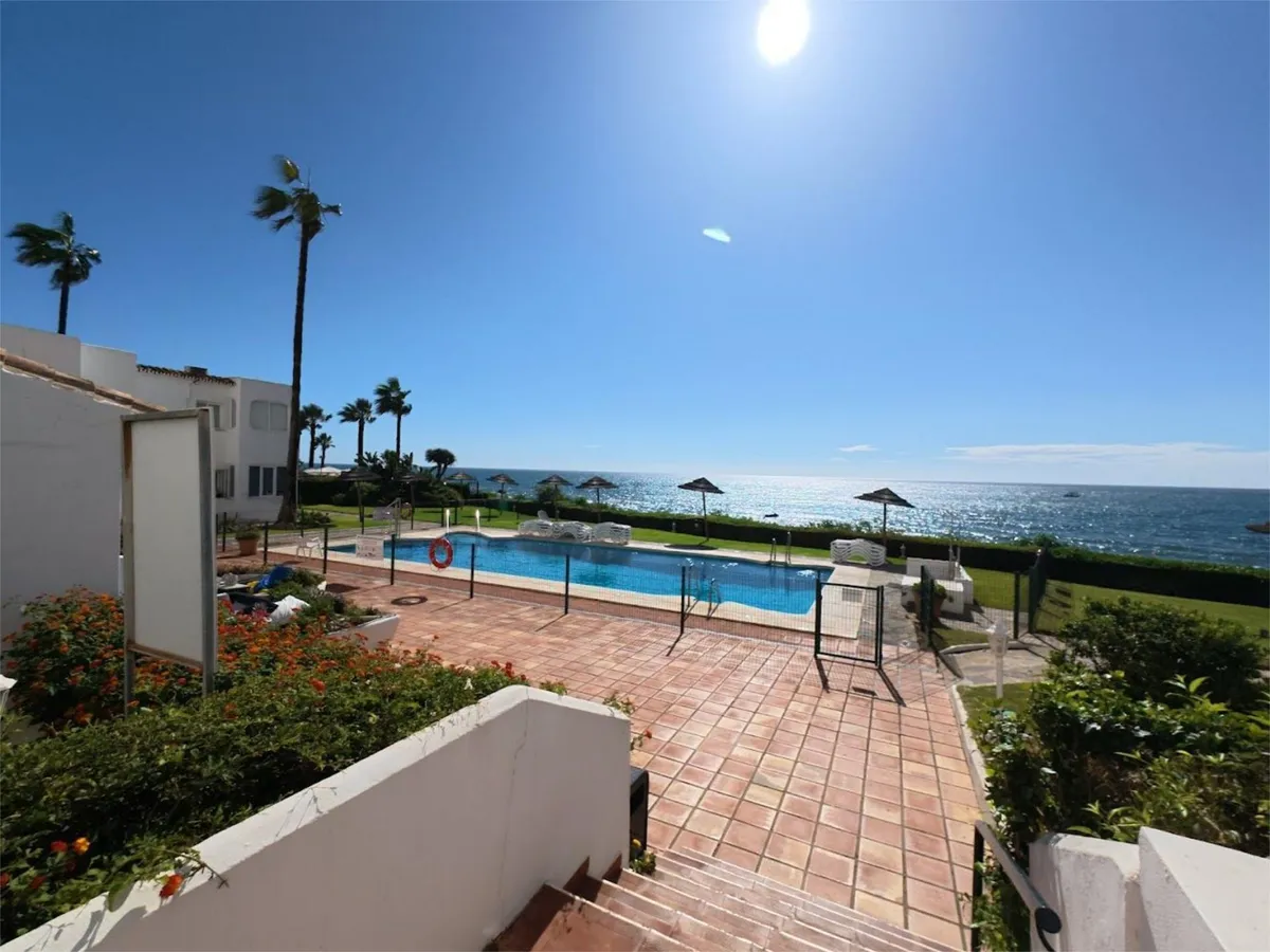SE VENDE MAGNIFICO ATICO EN 1ª LINEA DE PLAYA EN ZONA RIVIERA DE SOL (MIJAS)