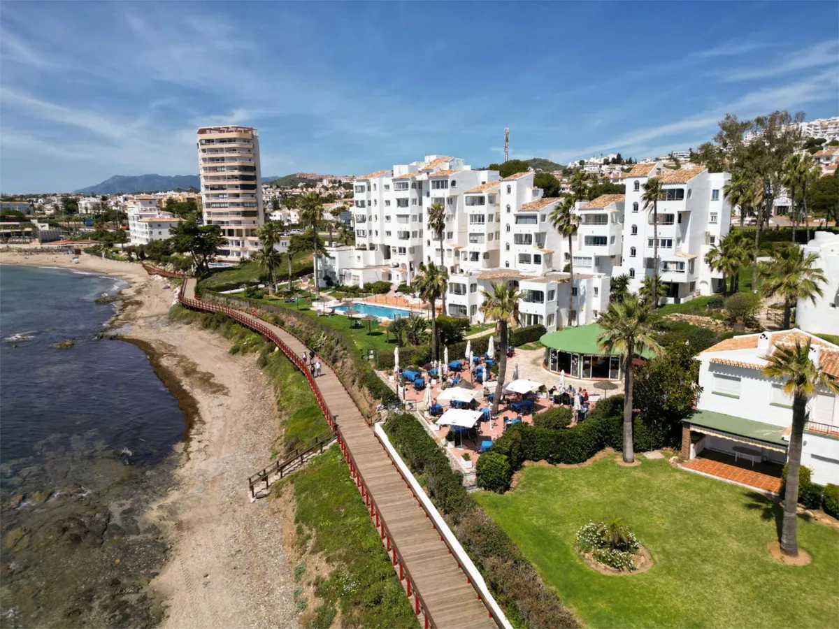 SE VENDE MAGNIFICO ATICO EN 1ª LINEA DE PLAYA EN ZONA RIVIERA DE SOL (MIJAS)