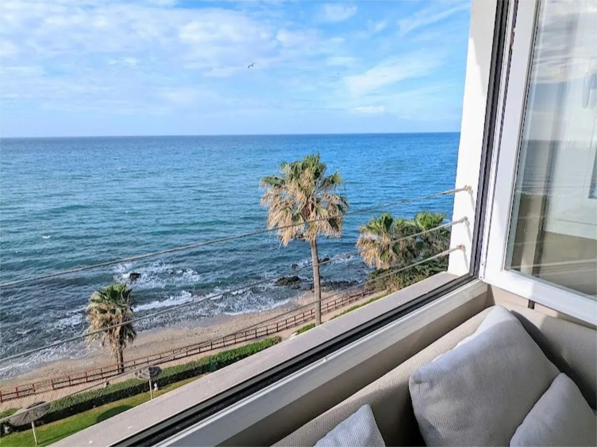 SE VENDE MAGNIFICO ATICO EN 1ª LINEA DE PLAYA EN ZONA RIVIERA DE SOL (MIJAS)