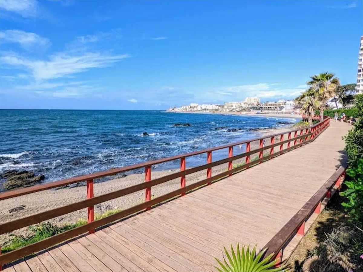 SE VENDE MAGNIFICO ATICO EN 1ª LINEA DE PLAYA EN ZONA RIVIERA DE SOL (MIJAS)