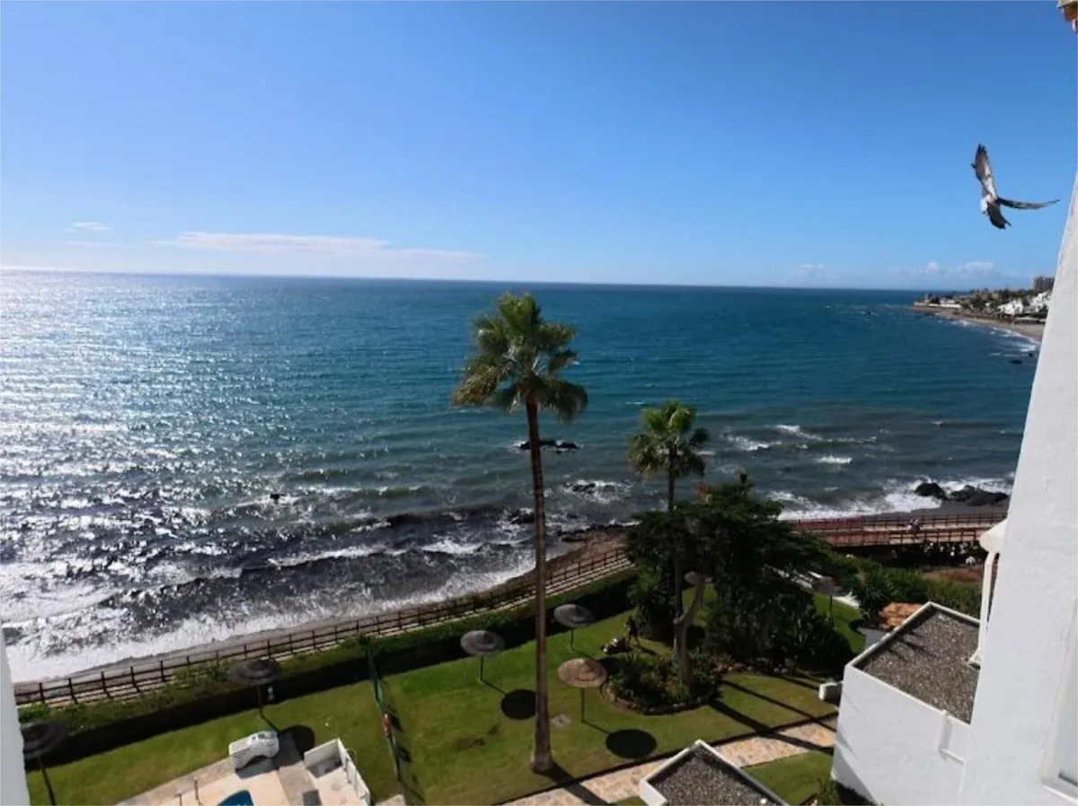 SE VENDE MAGNIFICO ATICO EN 1ª LINEA DE PLAYA EN ZONA RIVIERA DE SOL (MIJAS)