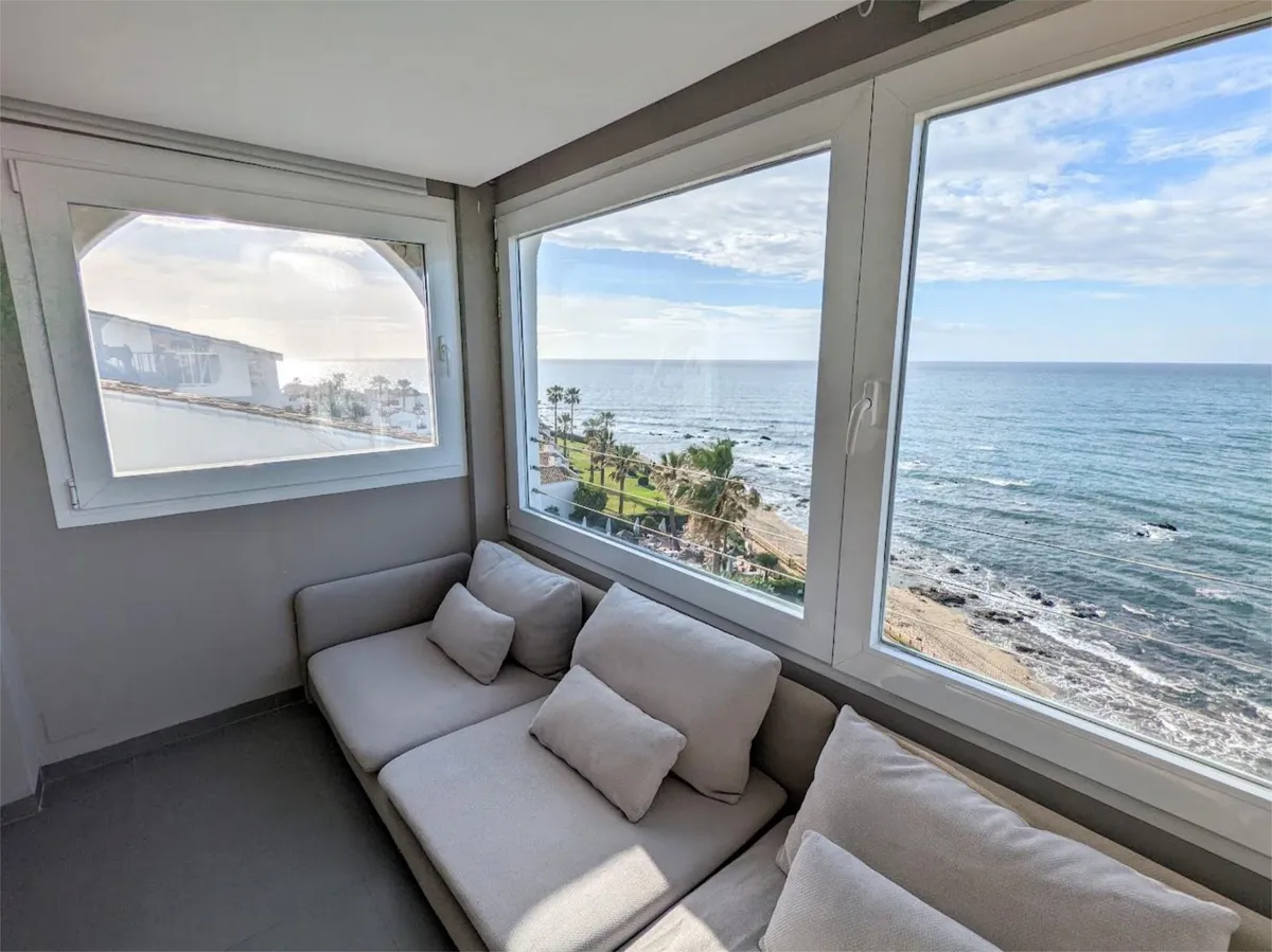SE VENDE MAGNIFICO ATICO EN 1ª LINEA DE PLAYA EN ZONA RIVIERA DE SOL (MIJAS)