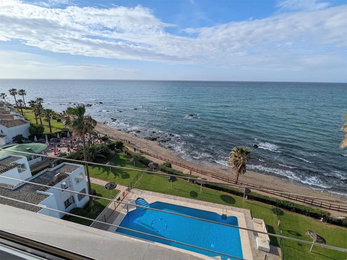 SE VENDE MAGNIFICO ATICO EN 1ª LINEA DE PLAYA EN ZONA RIVIERA DE SOL (MIJAS)