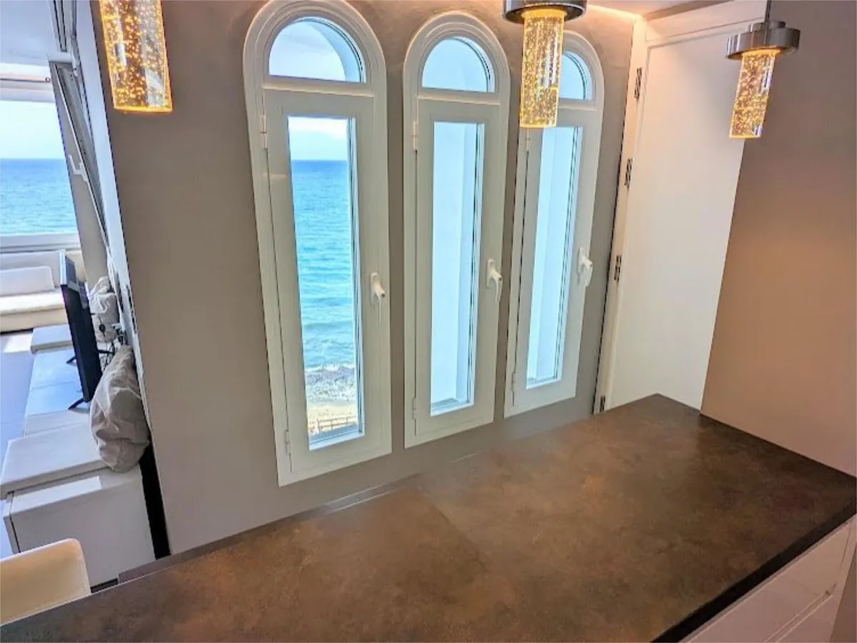 SE VENDE MAGNIFICO ATICO EN 1ª LINEA DE PLAYA EN ZONA RIVIERA DE SOL (MIJAS)