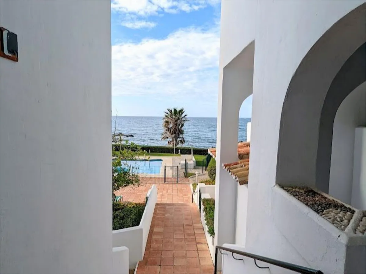 SE VENDE MAGNIFICO ATICO EN 1ª LINEA DE PLAYA EN ZONA RIVIERA DE SOL (MIJAS)