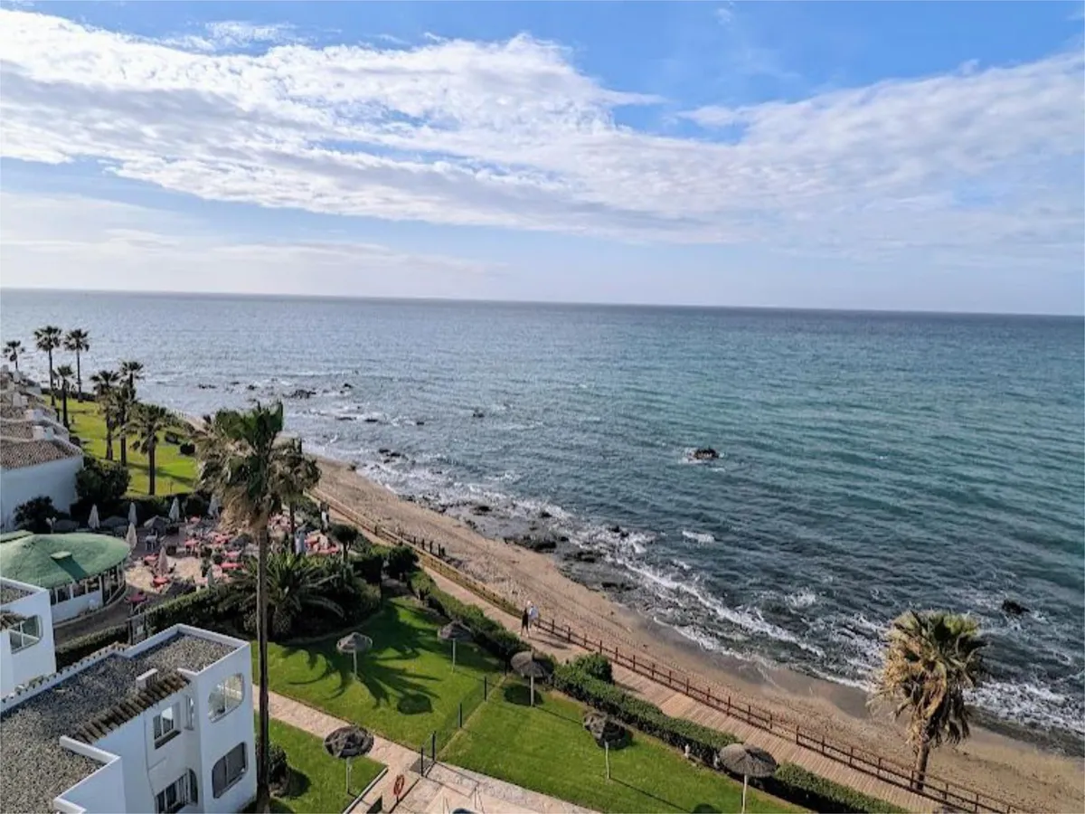 SE VENDE MAGNIFICO ATICO EN 1ª LINEA DE PLAYA EN ZONA RIVIERA DE SOL (MIJAS)