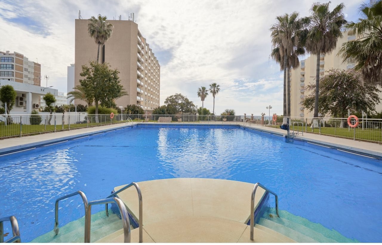 Se vende magnifico apartamento con vistas al mar cerca de Puerto Marina ( Benalmadena)