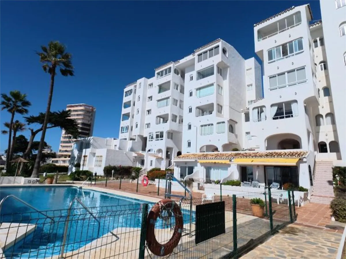 Se vende  magnifico apartamento en 1ª linea de playa en zona Riviera del Sol (Mijas )