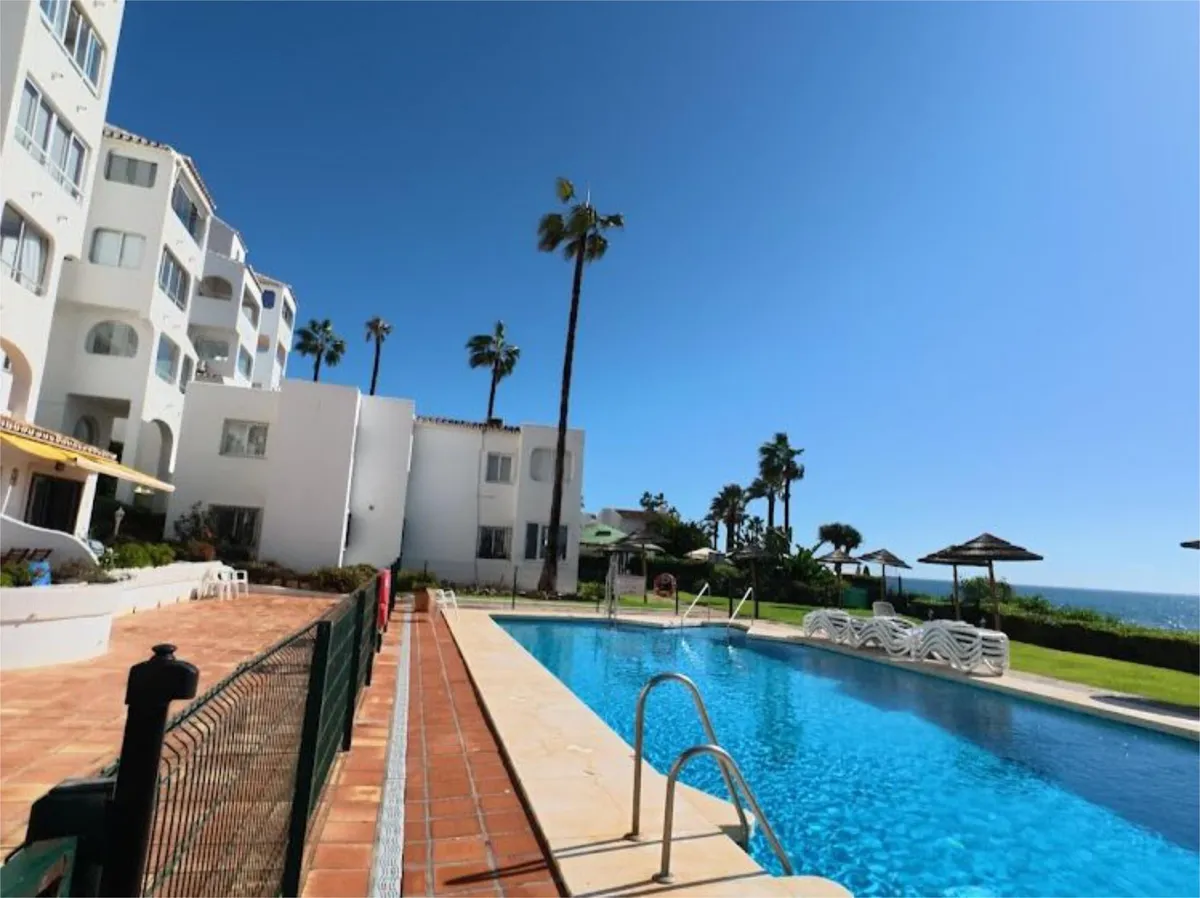 Se vende  magnifico apartamento en 1ª linea de playa en zona Riviera del Sol (Mijas )