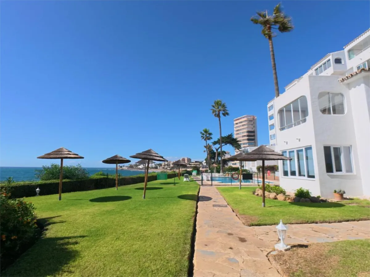 Se vende  magnifico apartamento en 1ª linea de playa en zona Riviera del Sol (Mijas )