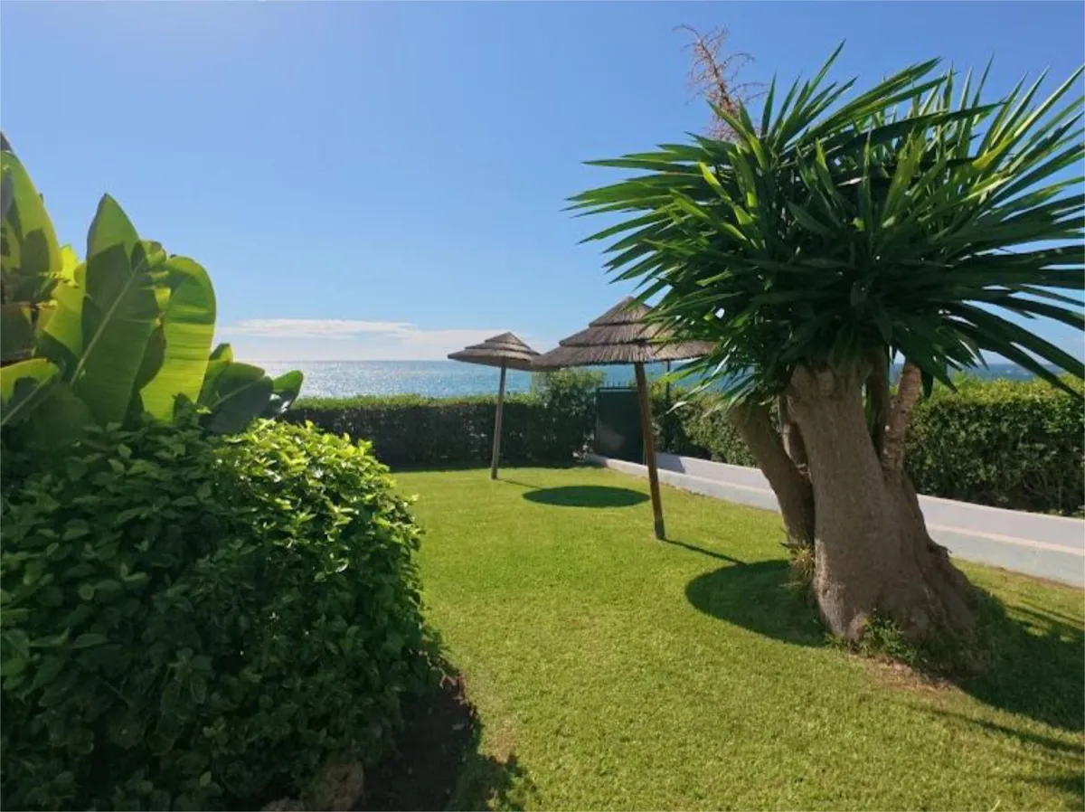 Se vende  magnifico apartamento en 1ª linea de playa en zona Riviera del Sol (Mijas )