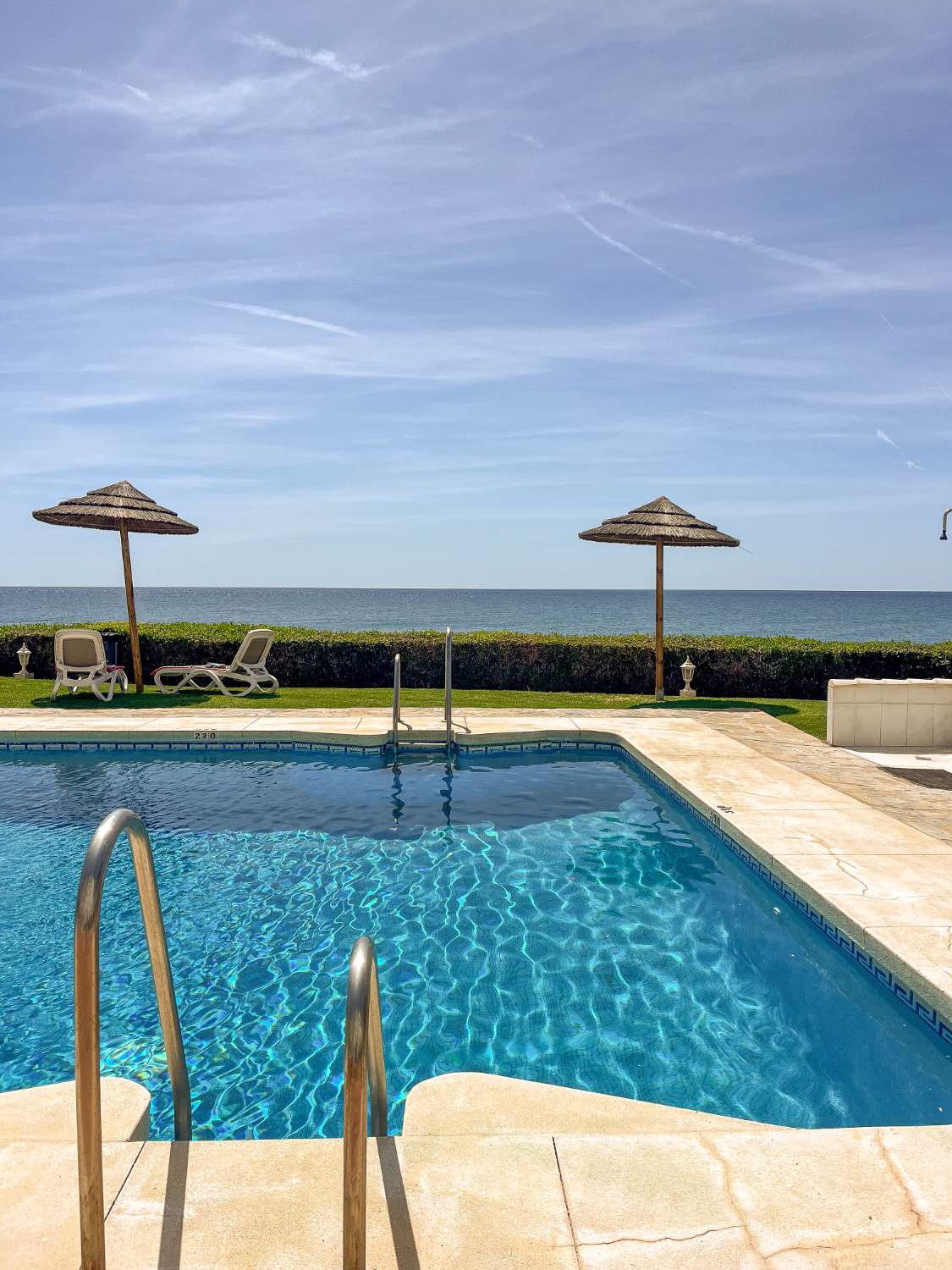 Se vende  magnifico apartamento en 1ª linea de playa en zona Riviera del Sol (Mijas )