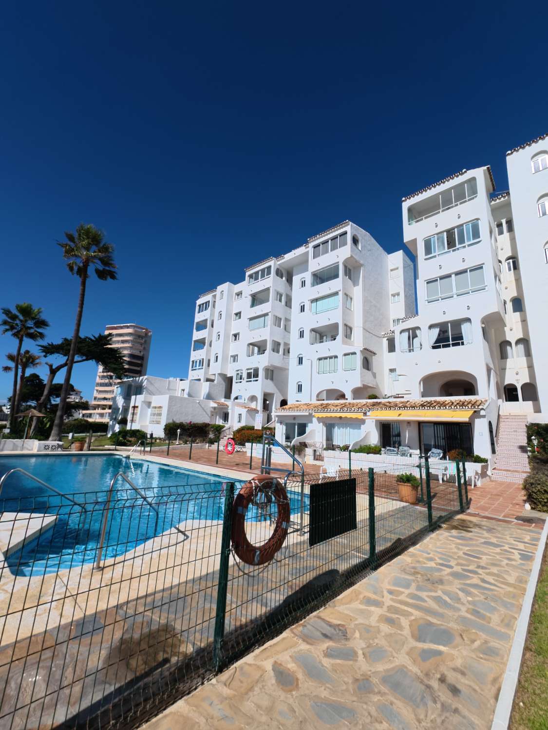 Se vende  magnifico apartamento en 1ª linea de playa en zona Riviera del Sol (Mijas )