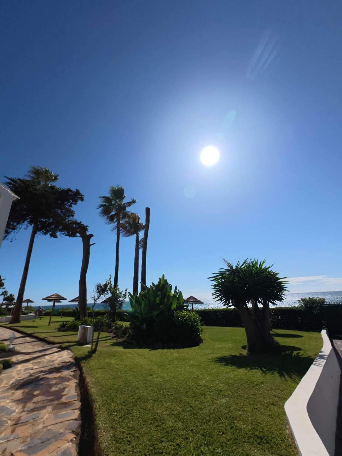 Se vende  magnifico apartamento en 1ª linea de playa en zona Riviera del Sol (Mijas )