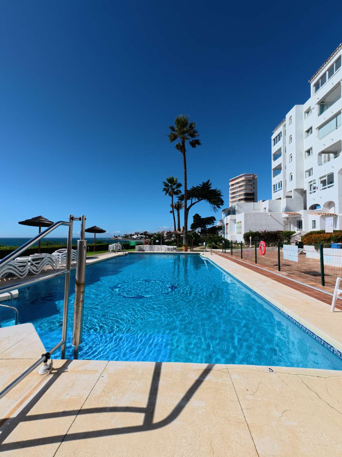Se vende  magnifico apartamento en 1ª linea de playa en zona Riviera del Sol (Mijas )