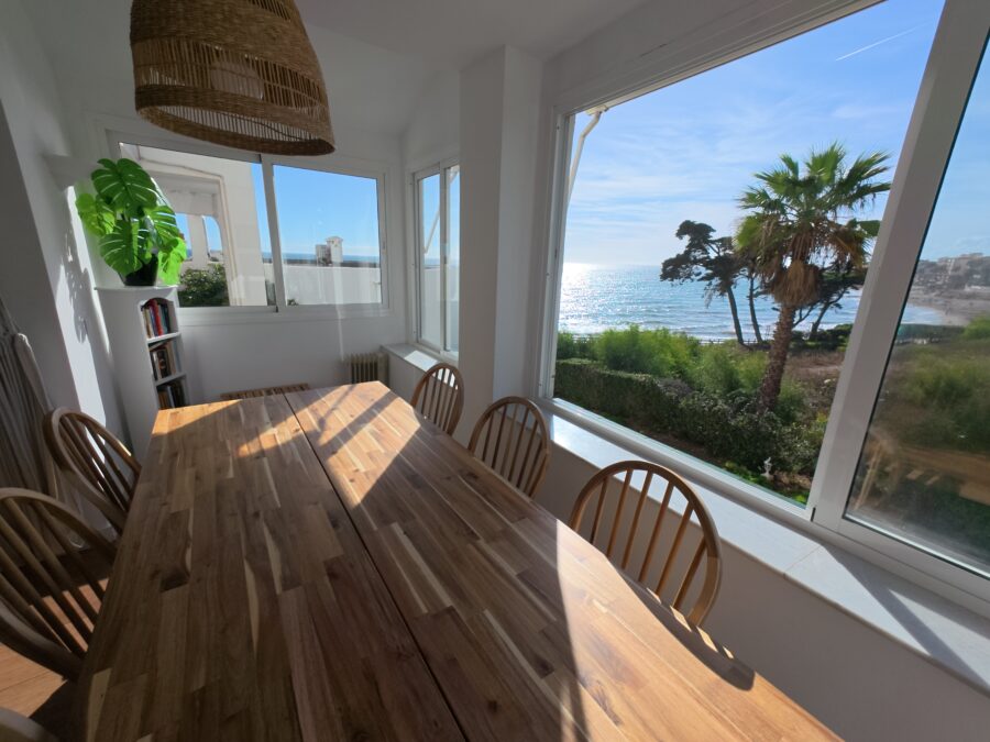 Se vende  magnifico apartamento en 1ª linea de playa en zona Riviera del Sol (Mijas )