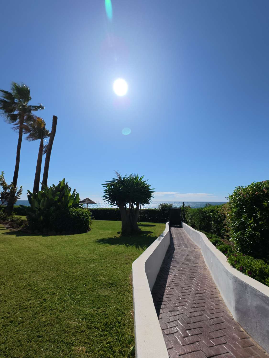 Se vende  magnifico apartamento en 1ª linea de playa en zona Riviera del Sol (Mijas )