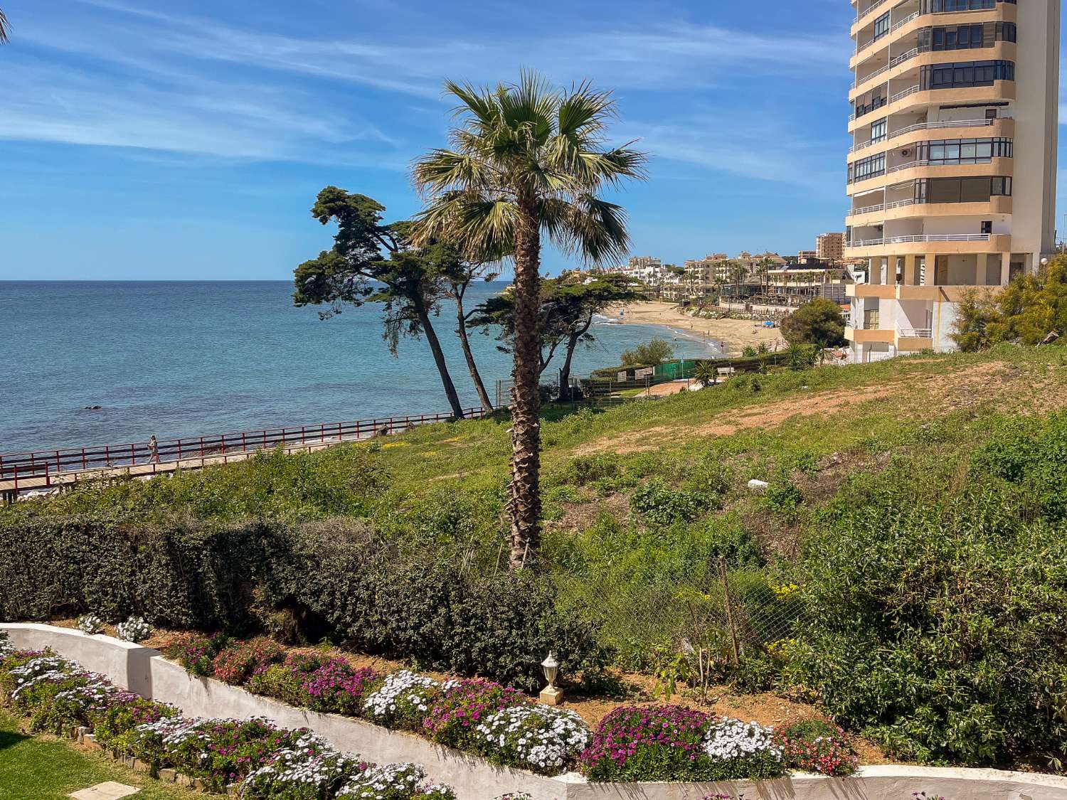 Se vende  magnifico apartamento en 1ª linea de playa en zona Riviera del Sol (Mijas )
