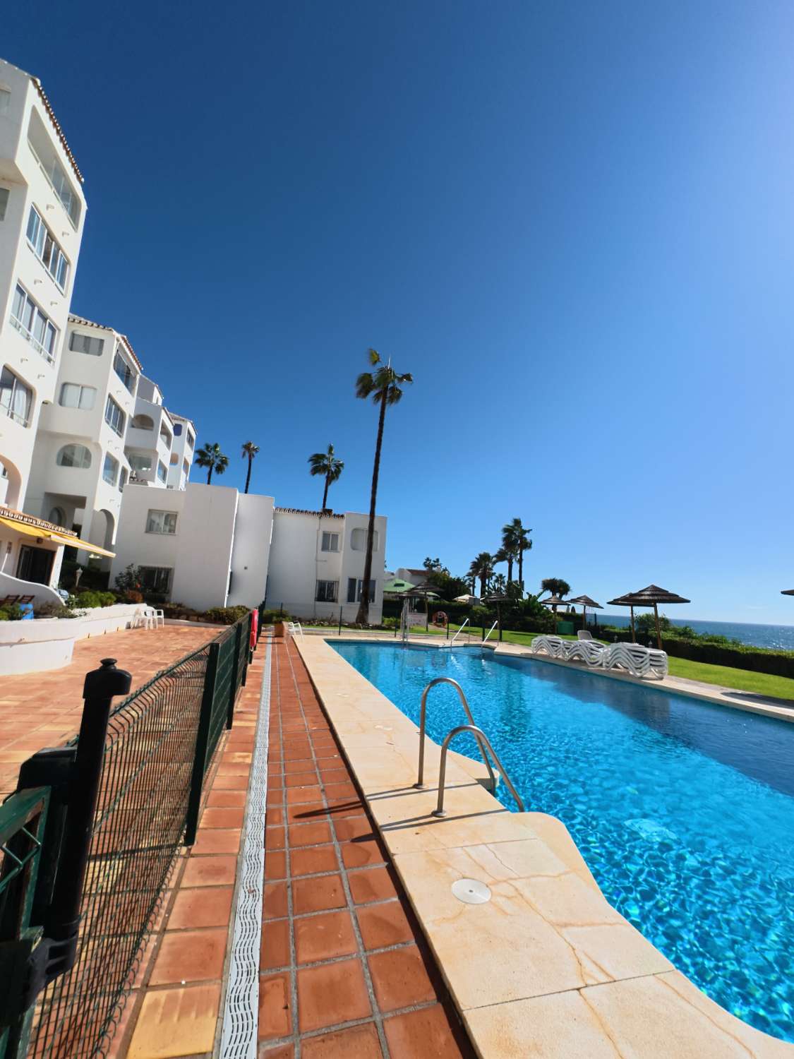 Se vende  magnifico apartamento en 1ª linea de playa en zona Riviera del Sol (Mijas )