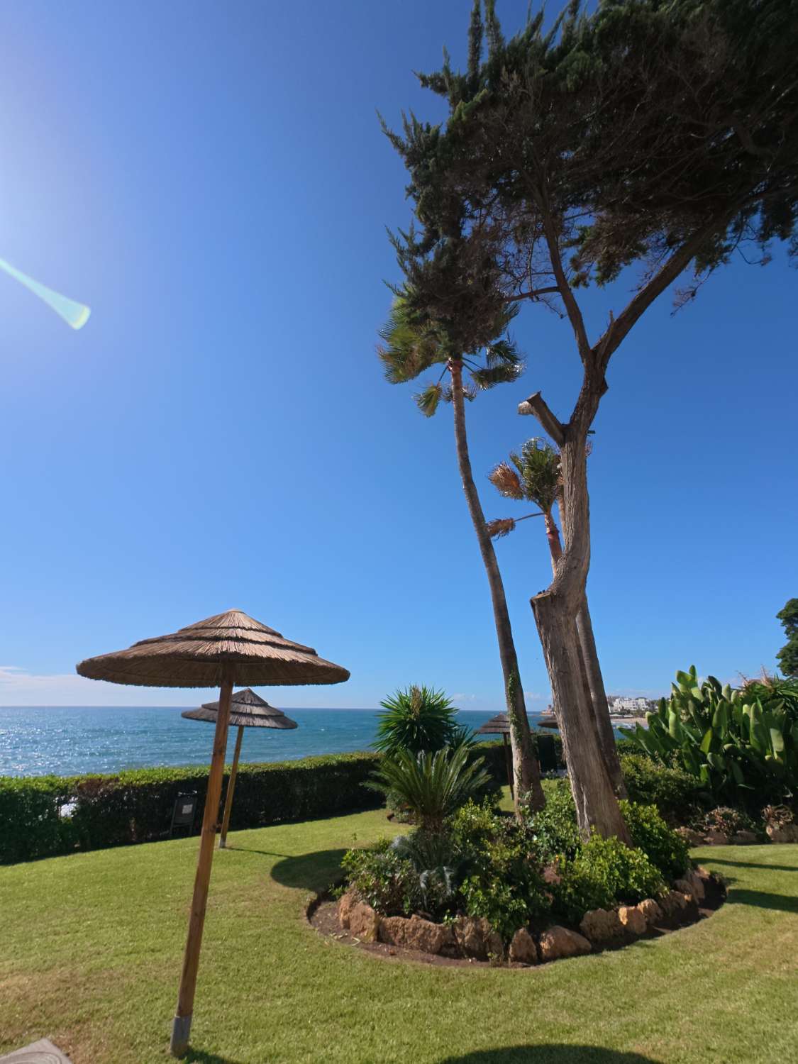 Se vende  magnifico apartamento en 1ª linea de playa en zona Riviera del Sol (Mijas )
