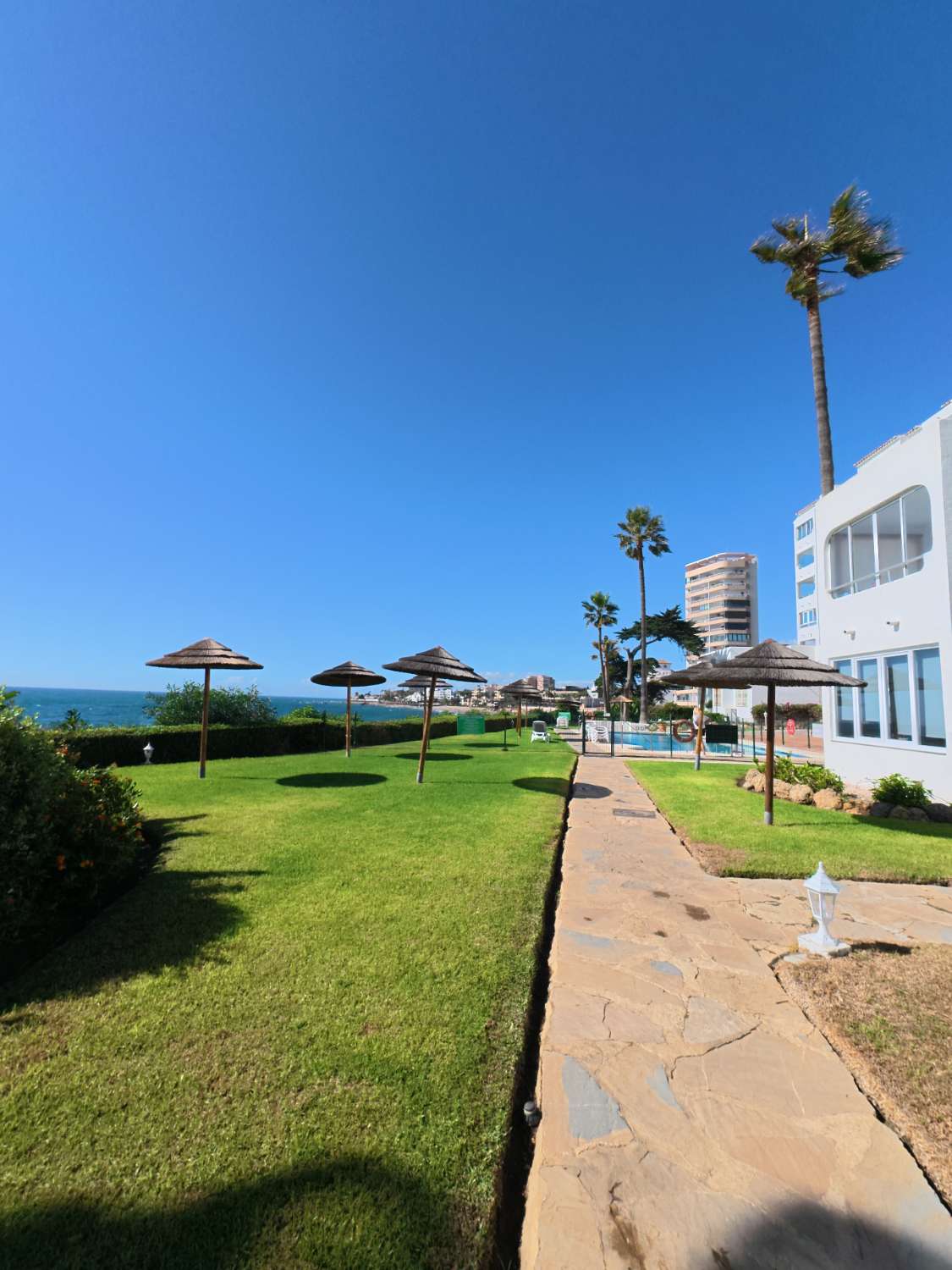 Se vende  magnifico apartamento en 1ª linea de playa en zona Riviera del Sol (Mijas )