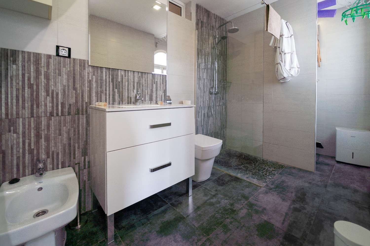 Se vende  magnifico apartamento en 1ª linea de playa en zona Riviera del Sol (Mijas )