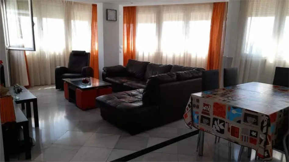 LARGA TEMPORADA . Se alquila desde 10.7.26 gran piso con vistas al mar en el centro de Torremolinos