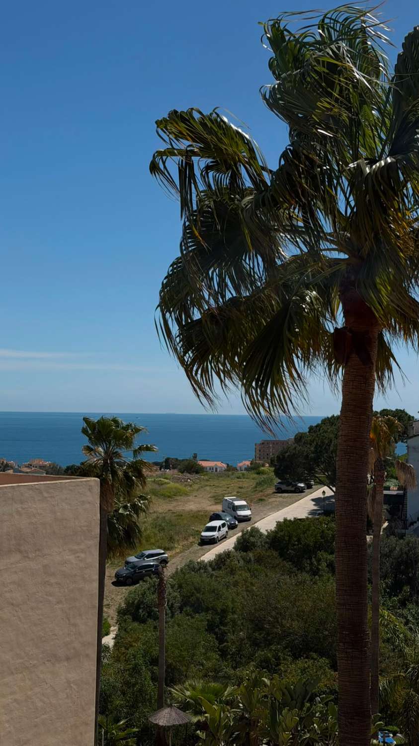 Media temporada . Se alquila de 1.9.26-30.6.27  bonito apartamento  con vistas al mar en zona lagar - La  Cal Golf (Mijas  Costa)