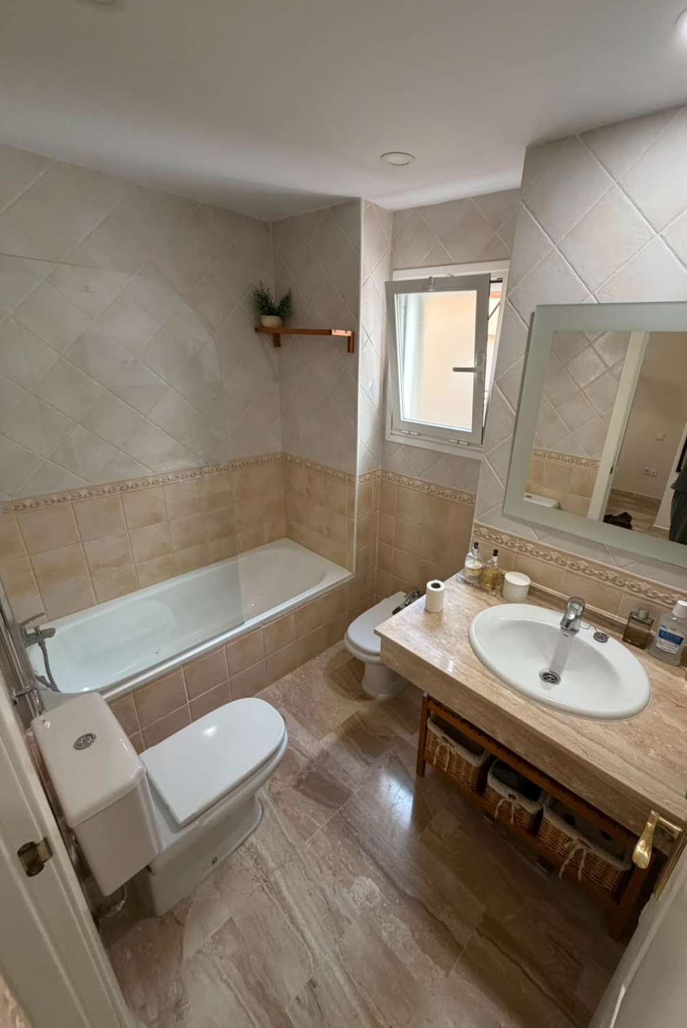 Media temporada . Se alquila de 1.9.26-30.6.27  bonito apartamento  con vistas al mar en zona lagar - La  Cal Golf (Mijas  Costa)