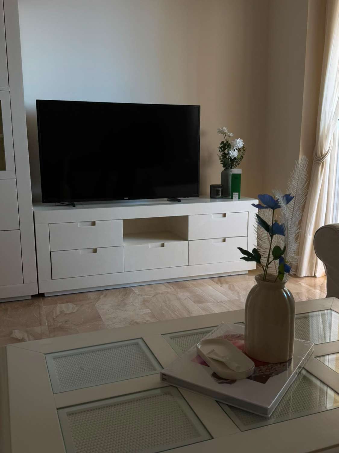 Media temporada . Se alquila de 1.9.26-30.6.27  bonito apartamento  con vistas al mar en zona lagar - La  Cal Golf (Mijas  Costa)