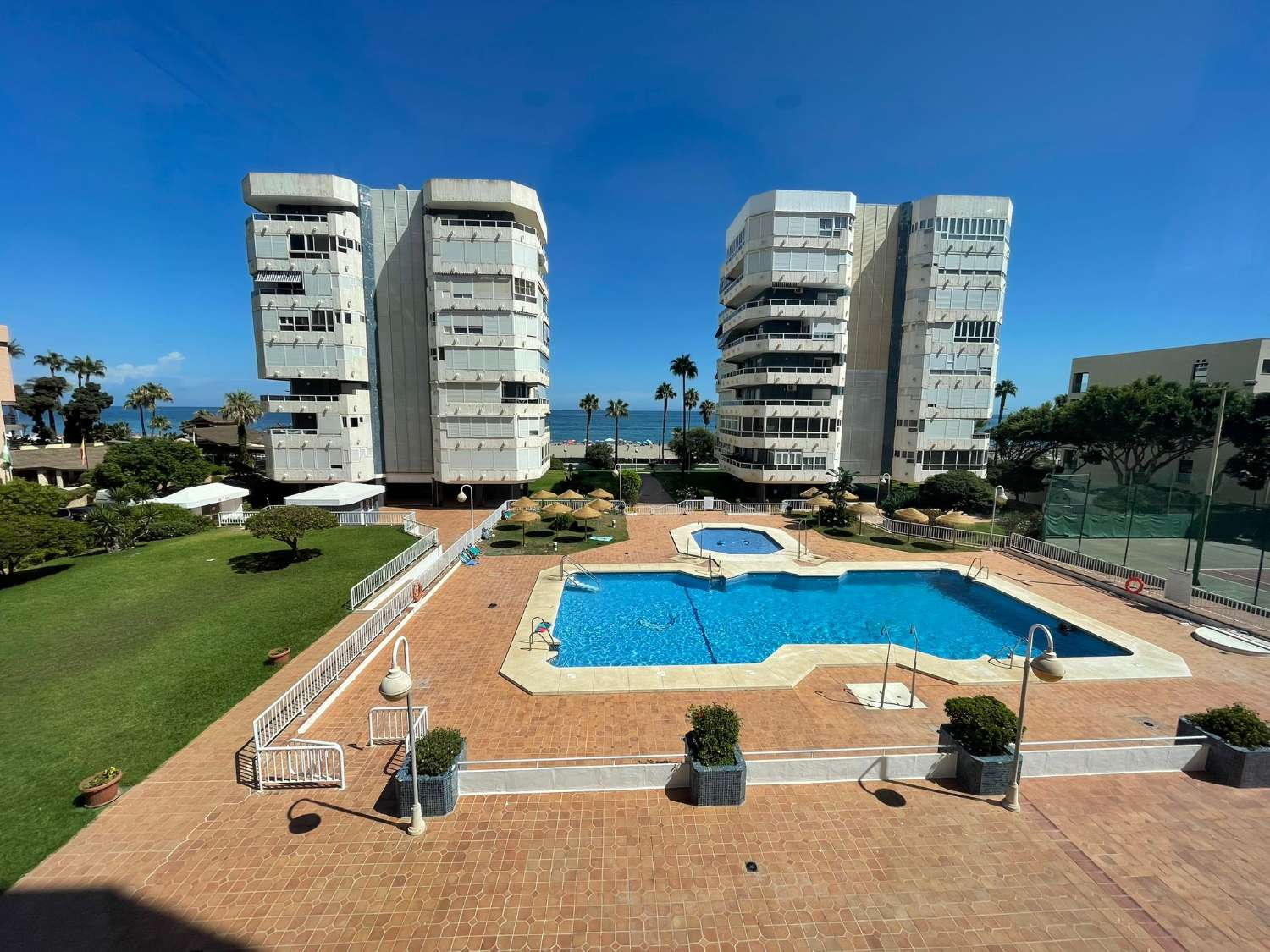 MEDIA TEMPORADA . SE ALQUILA DESDE 1.9.26-30.6.27 MAGNIFICO APARTAMENTO EN 1ª LINEA CON VISTAS AL MAR EN LA CARIHUELA (TORREMOLINOS)