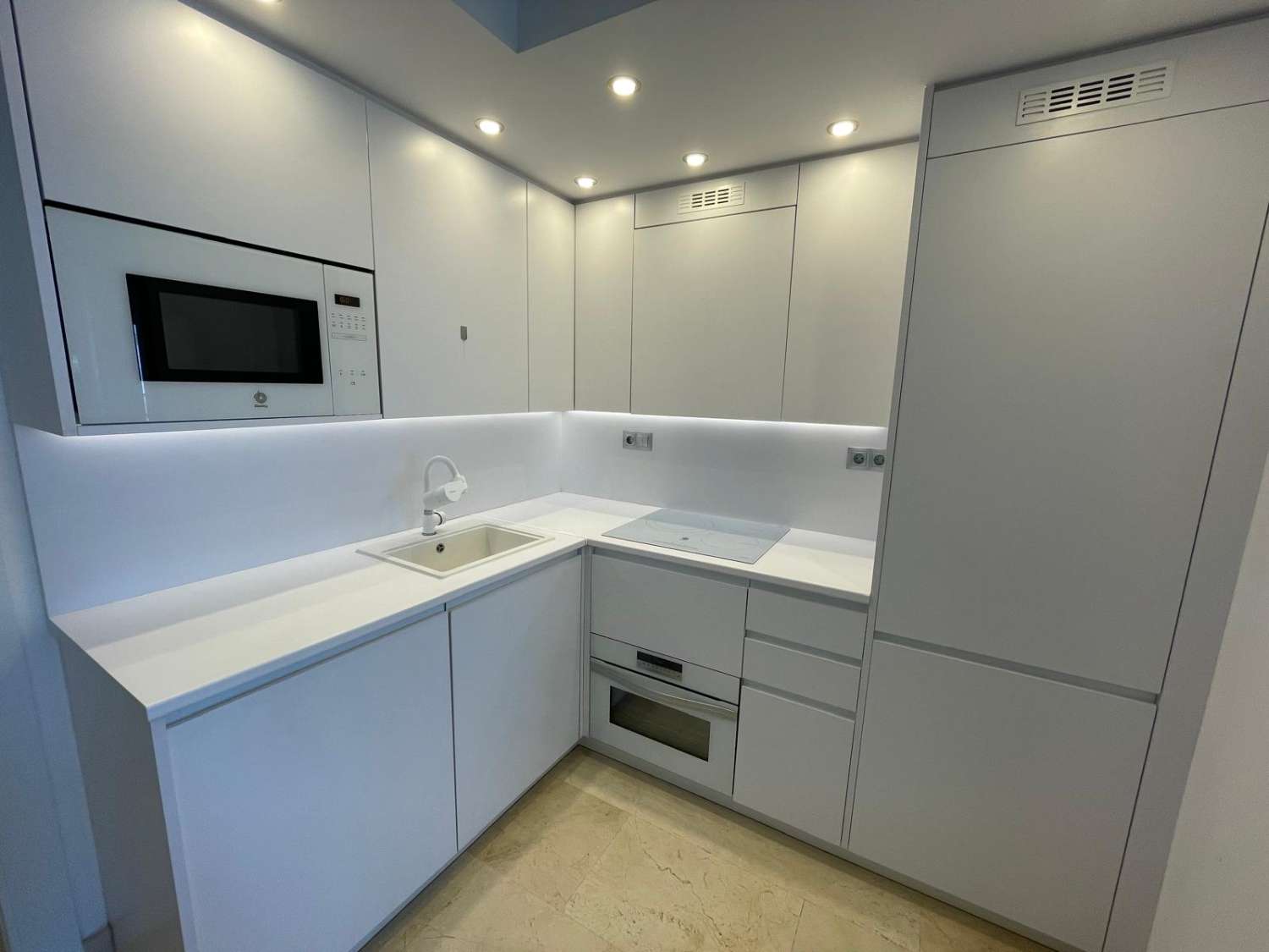 MEDIA TEMPORADA . SE ALQUILA DESDE 1.9.26-30.6.27 MAGNIFICO APARTAMENTO EN 1ª LINEA CON VISTAS AL MAR EN LA CARIHUELA (TORREMOLINOS)