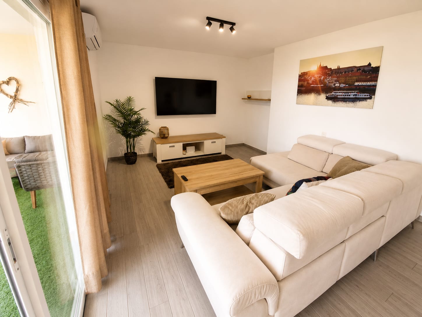 LANGFRISTIG. EINE GROSSARTIGE WOHNUNG MIT MEERBLICK IN BENALMADENA WIRD LANGFRISTIG VERMIETET.