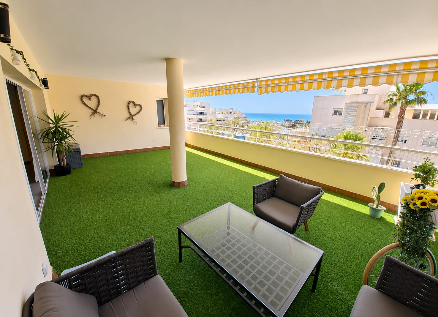 LANGFRISTIG. EINE GROSSARTIGE WOHNUNG MIT MEERBLICK IN BENALMADENA WIRD LANGFRISTIG VERMIETET.