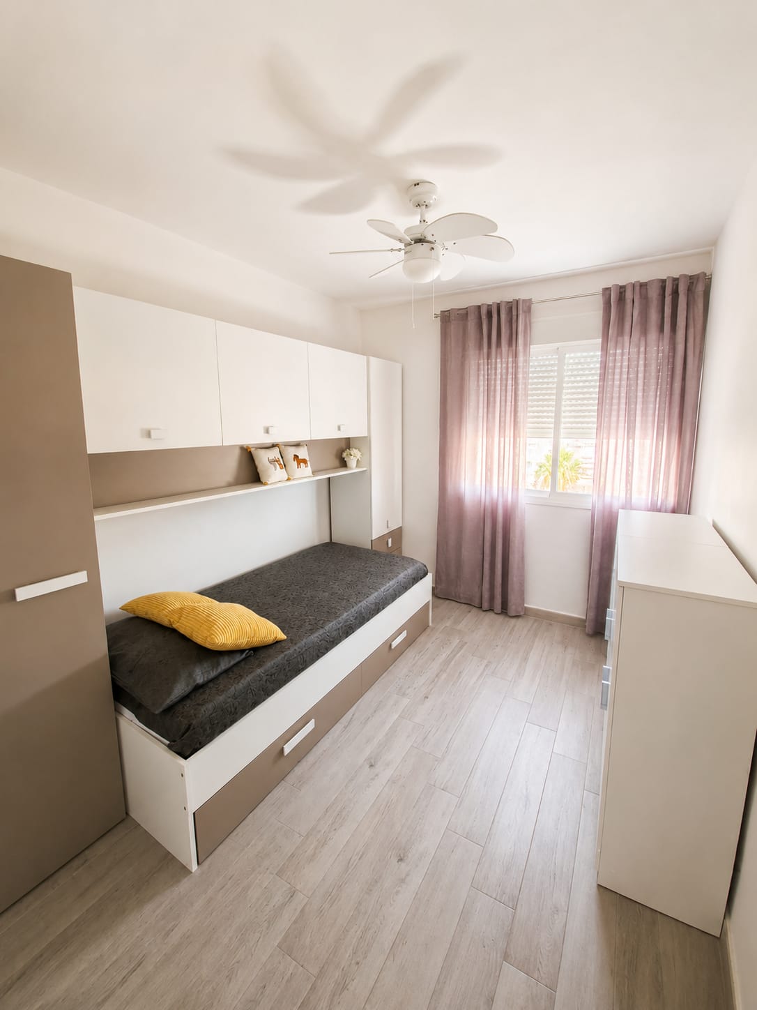 LANGFRISTIG. EINE GROSSARTIGE WOHNUNG MIT MEERBLICK IN BENALMADENA WIRD LANGFRISTIG VERMIETET.