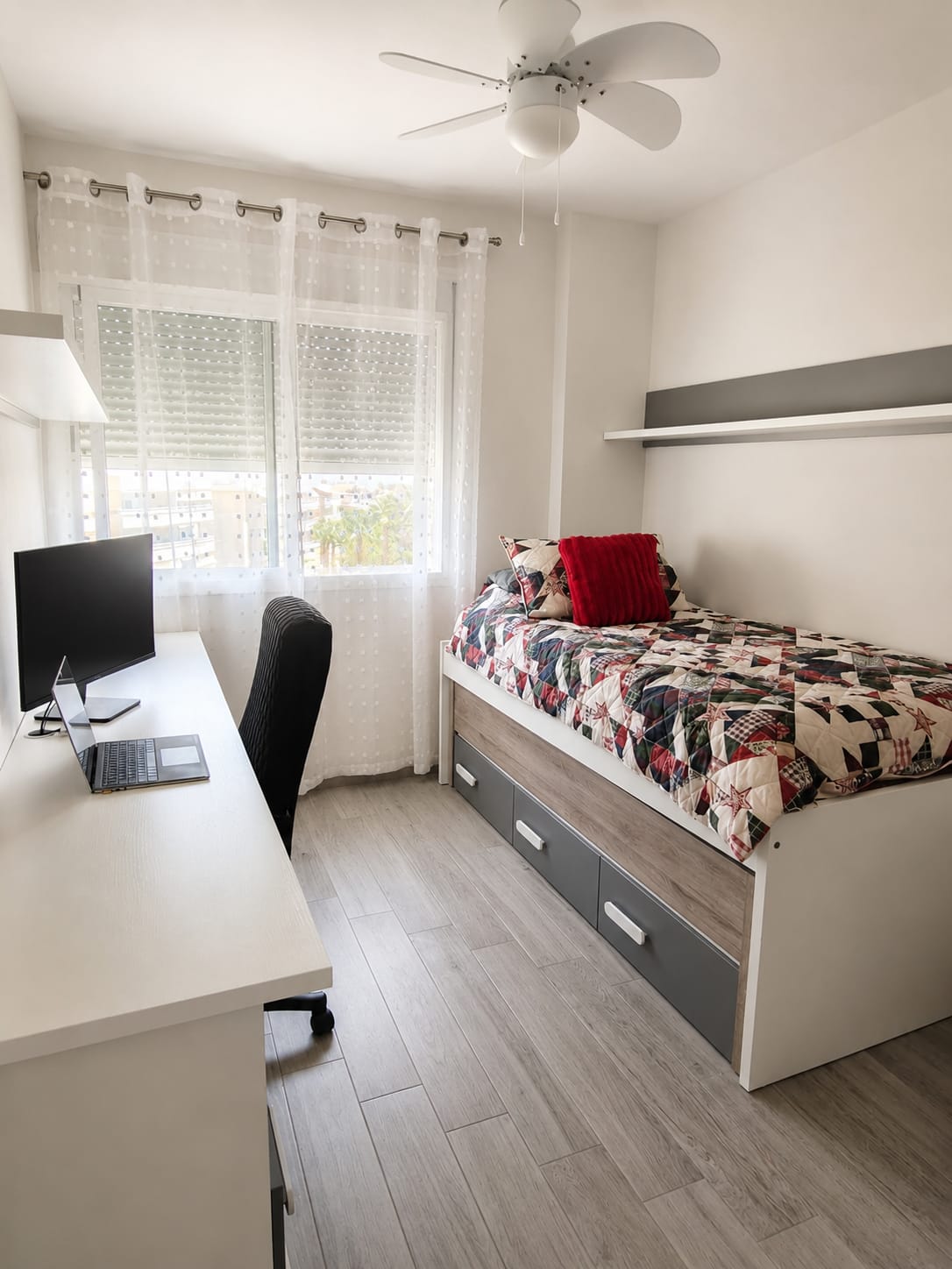 LANGFRISTIG. EINE GROSSARTIGE WOHNUNG MIT MEERBLICK IN BENALMADENA WIRD LANGFRISTIG VERMIETET.
