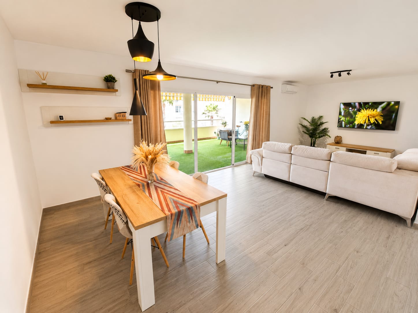 LANGFRISTIG. EINE GROSSARTIGE WOHNUNG MIT MEERBLICK IN BENALMADENA WIRD LANGFRISTIG VERMIETET.