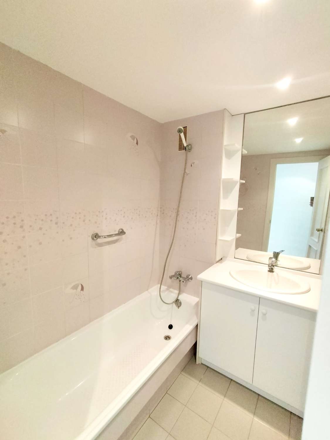 Se vende magnifico apartamento en  1ª línea de playa con vistas al mar de la Carihuela (Torremolinos)