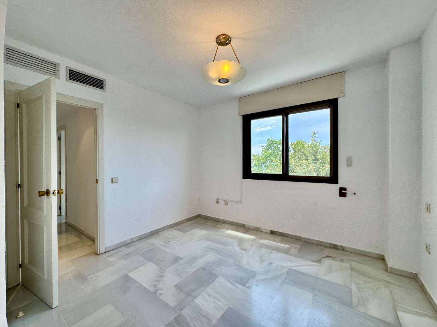 Se vende magnifico apartamento en  1ª línea de playa con vistas al mar de la Carihuela (Torremolinos)