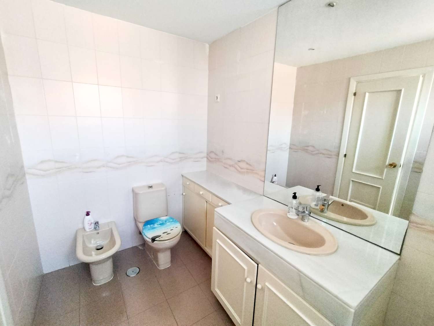 Se vende magnifico apartamento en  1ª línea de playa con vistas al mar de la Carihuela (Torremolinos)