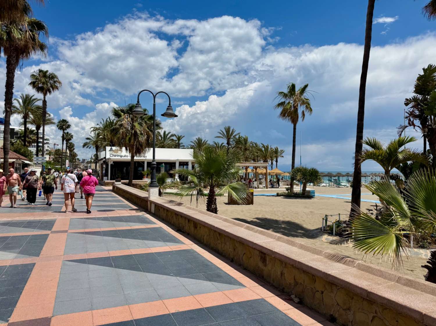Se vende magnifico apartamento en  1ª línea de playa con vistas al mar de la Carihuela (Torremolinos)