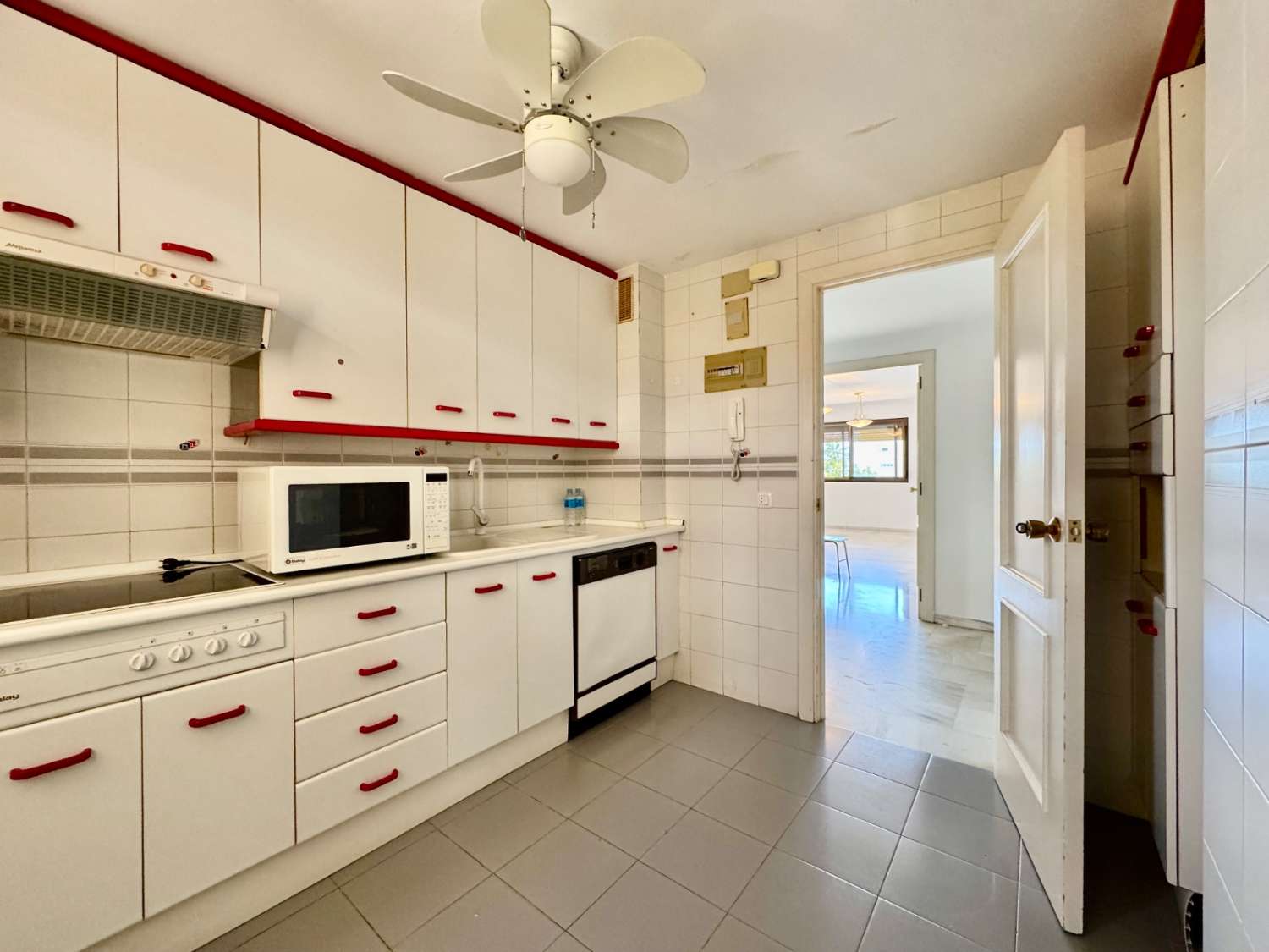 Se vende magnifico apartamento en  1ª línea de playa con vistas al mar de la Carihuela (Torremolinos)