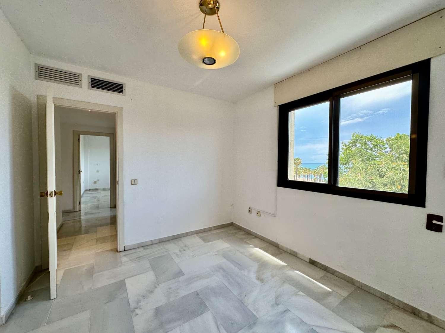 Se vende magnifico apartamento en  1ª línea de playa con vistas al mar de la Carihuela (Torremolinos)