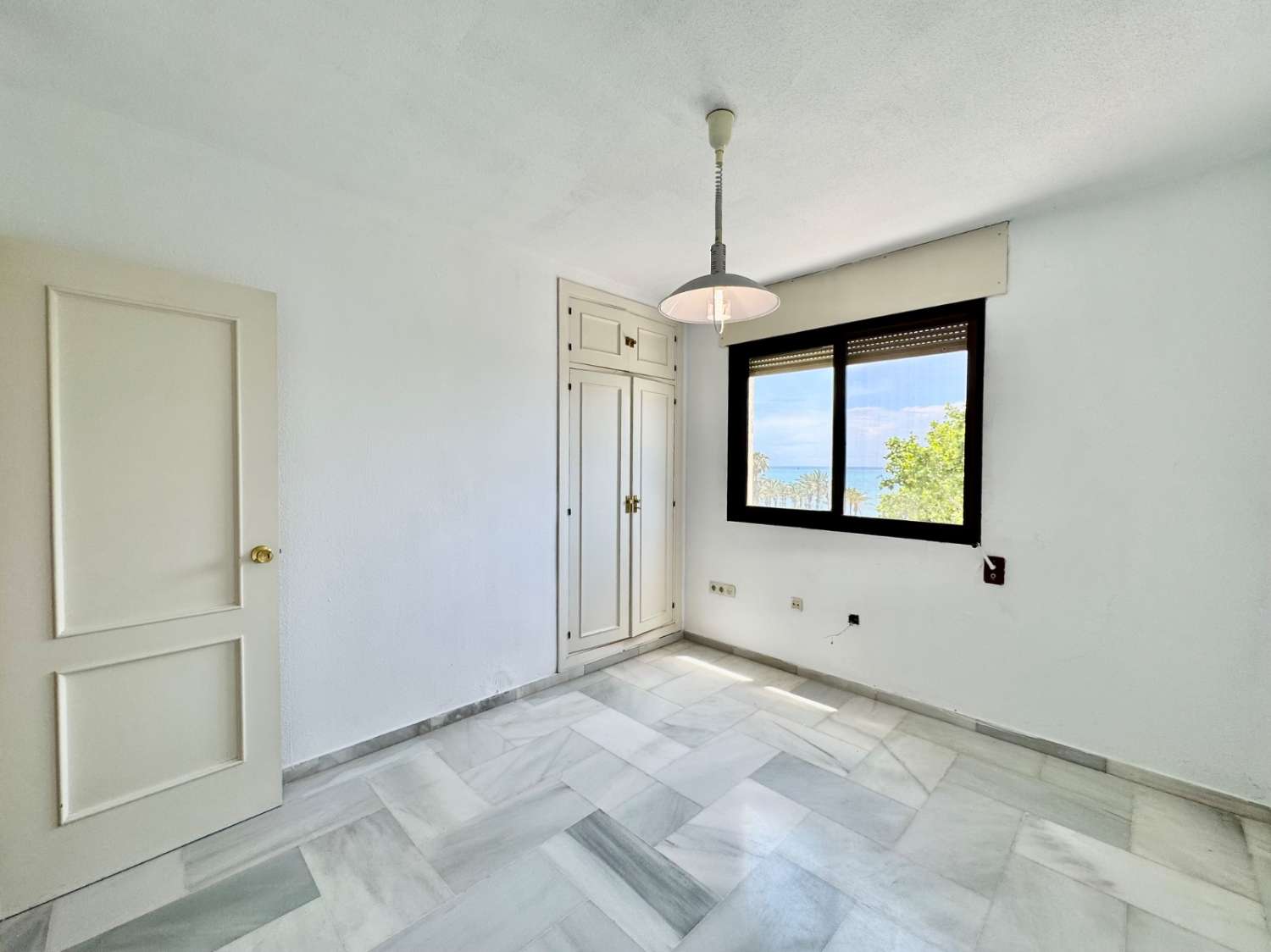 Se vende magnifico apartamento en  1ª línea de playa con vistas al mar de la Carihuela (Torremolinos)