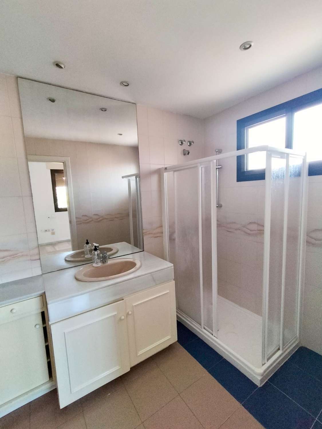 Se vende magnifico apartamento en  1ª línea de playa con vistas al mar de la Carihuela (Torremolinos)