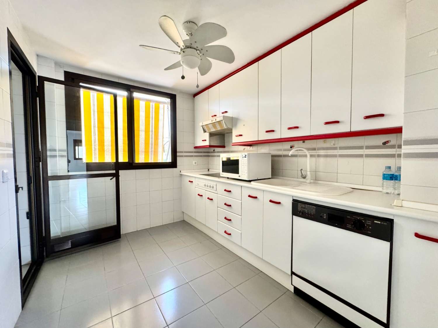 Se vende magnifico apartamento en  1ª línea de playa con vistas al mar de la Carihuela (Torremolinos)