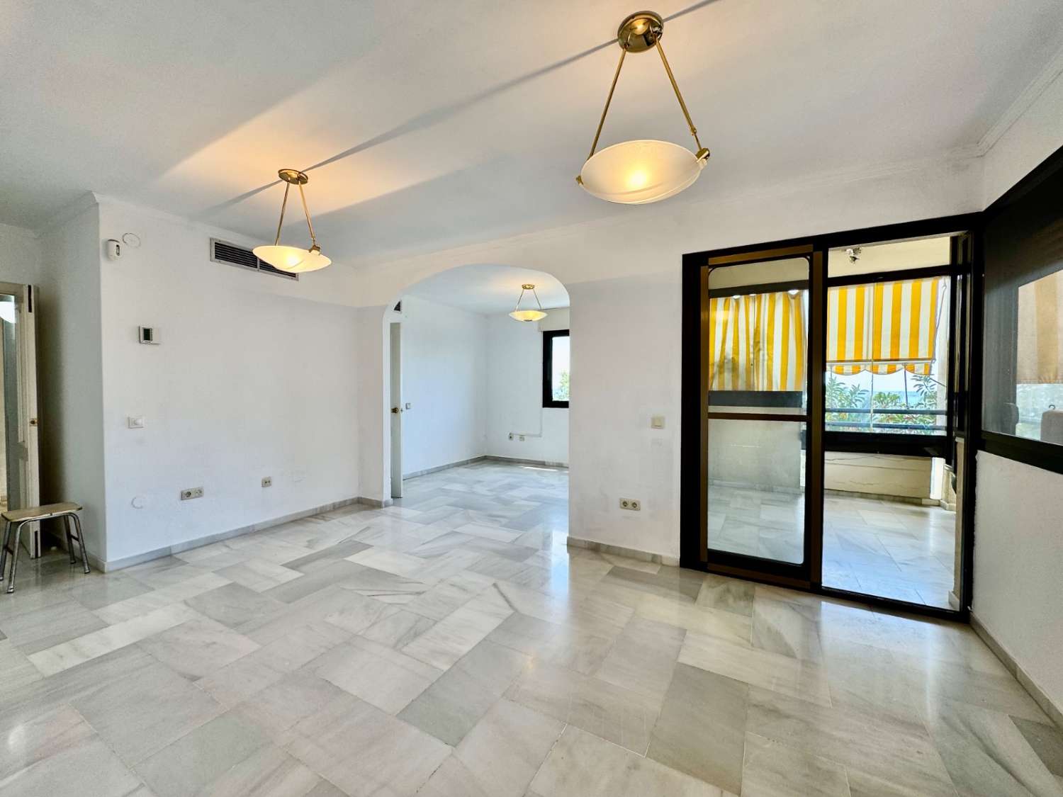 Se vende magnifico apartamento en  1ª línea de playa con vistas al mar de la Carihuela (Torremolinos)